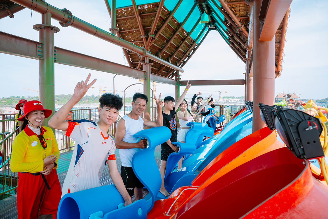 Tập thể nhân viên check-in tại không gian văn hóa miền Tây tại Sun World Vũng Tàu