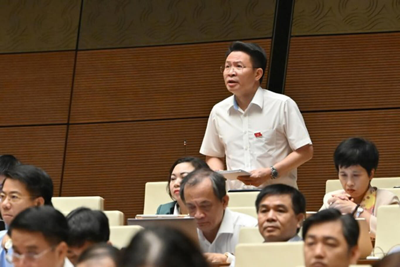 uộc họp Quốc hội bàn về luật kinh doanh bất động sản và các hợp đồng giao dịch nhà đất không qua công chứng