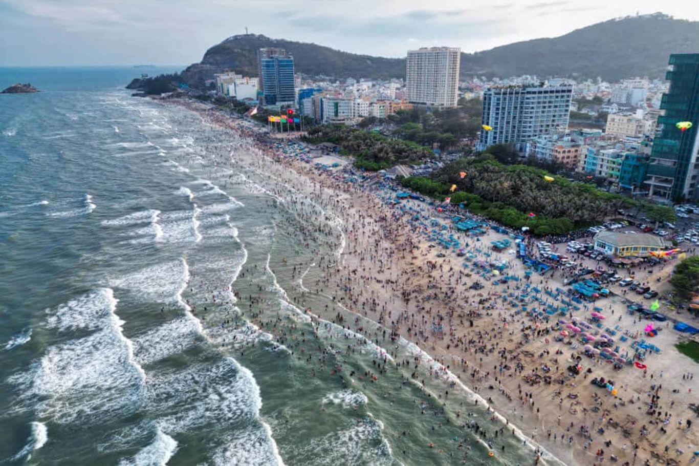 bãi biển quá tải tại Bãi Sau vào các dịp lễ lớn