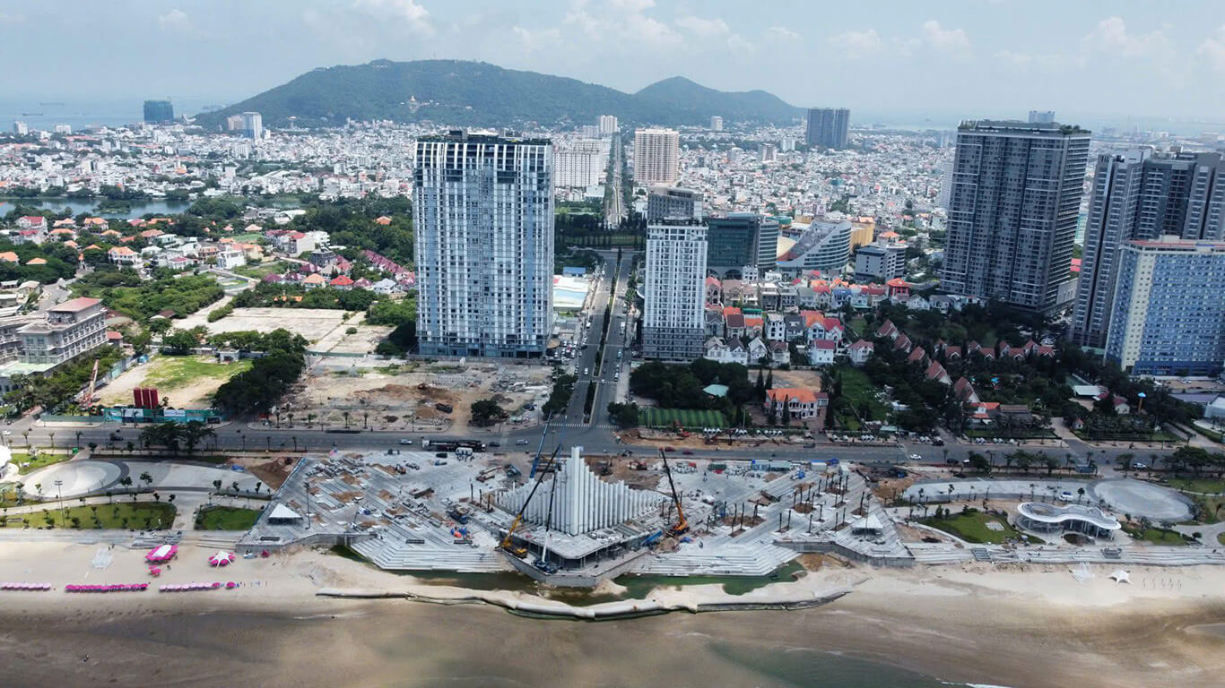 Toàn cảnh sự đông đúc tại khu vực Bãi Sau Vũng Tàu với hàng loạt các tòa nhà cao tầng sát biển