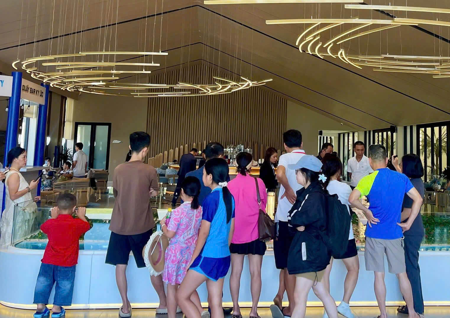 Đội ngũ chuyên viên tư vấn SRT Vũng Tàu nhiệt tình hỗ trợ khách hàng tham quan dự án