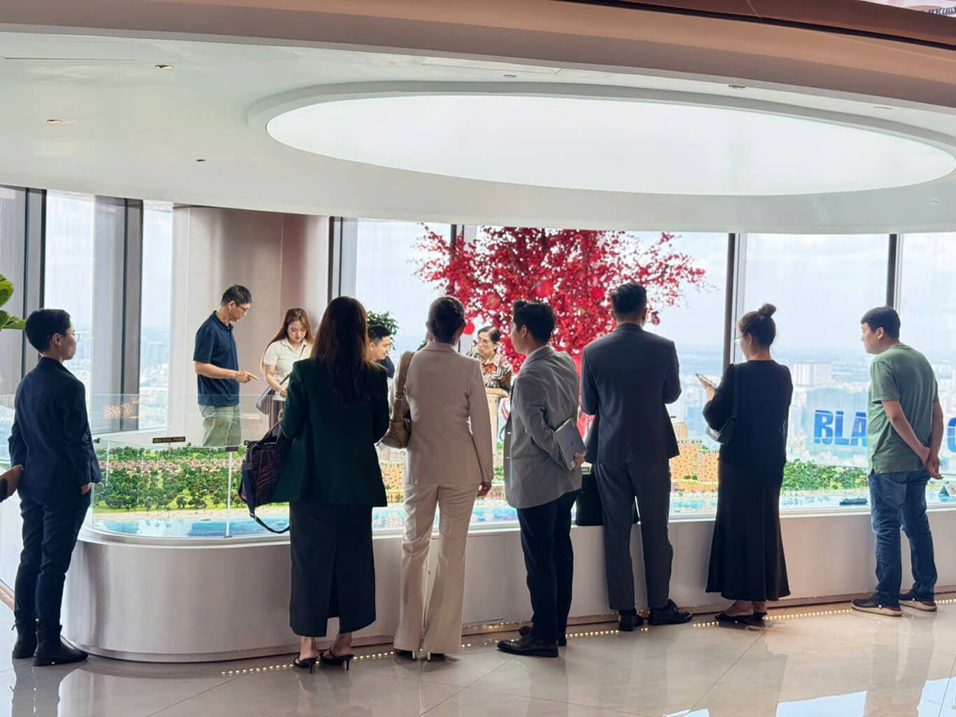 Hình ảnh đội ngũ chuyên viên tư vấn chuyên nghiệp của SRT Vũng Tàu đang hỗ trợ khách hàng tham quan sa bàn dự án