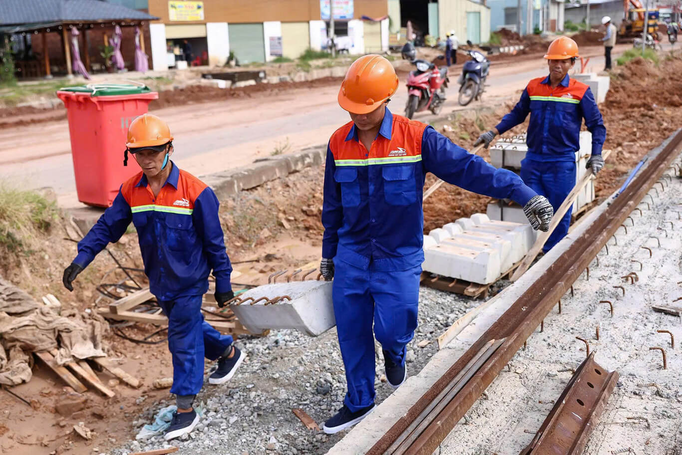 Công nhân thi công lắp đặt hệ thống đường ray tiêu chuẩn khổ 1435mm tuyến LRT Phú Quố